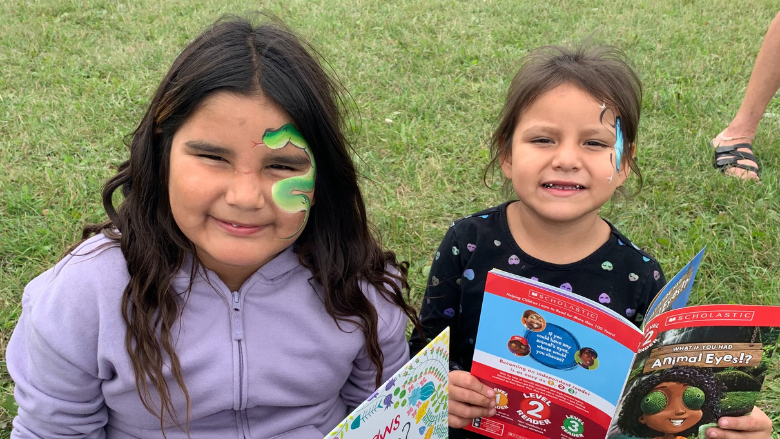 Deux enfants indigènes sourient dans le parc.
