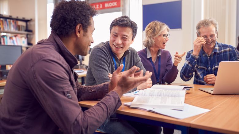 Des apprenants adultes développent leur littératie et leurs compétences numériques avec l'aide de tuteurs