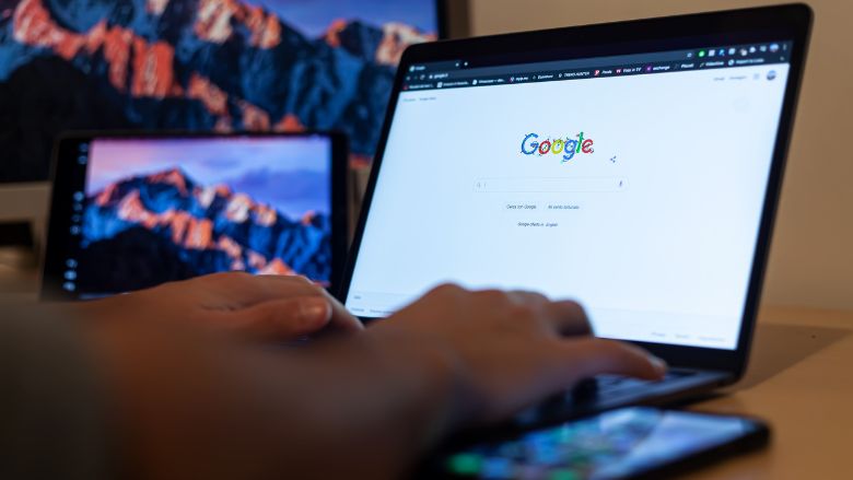 Une personne faisant une recherche Google sur son ordinateur portable