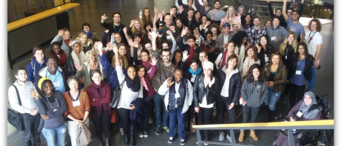 Groupe de jeunes bénévoles faisant signe à la caméra