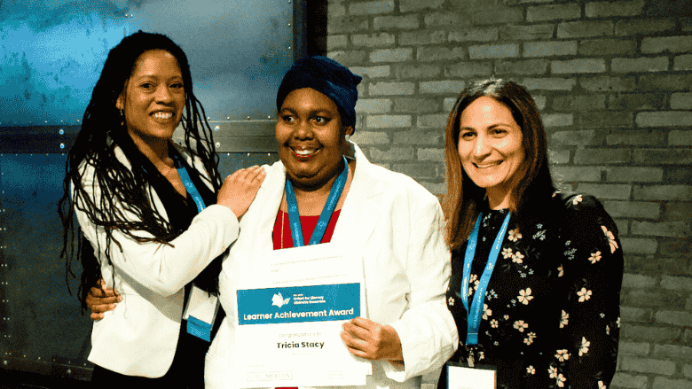 Mélanie Valcin, directrice-generale de Littératie Ensemble, aux côtés de Tricia Sandy, apprenante du programme et récipiendaire du Prix de réussite des apprenants 2025
